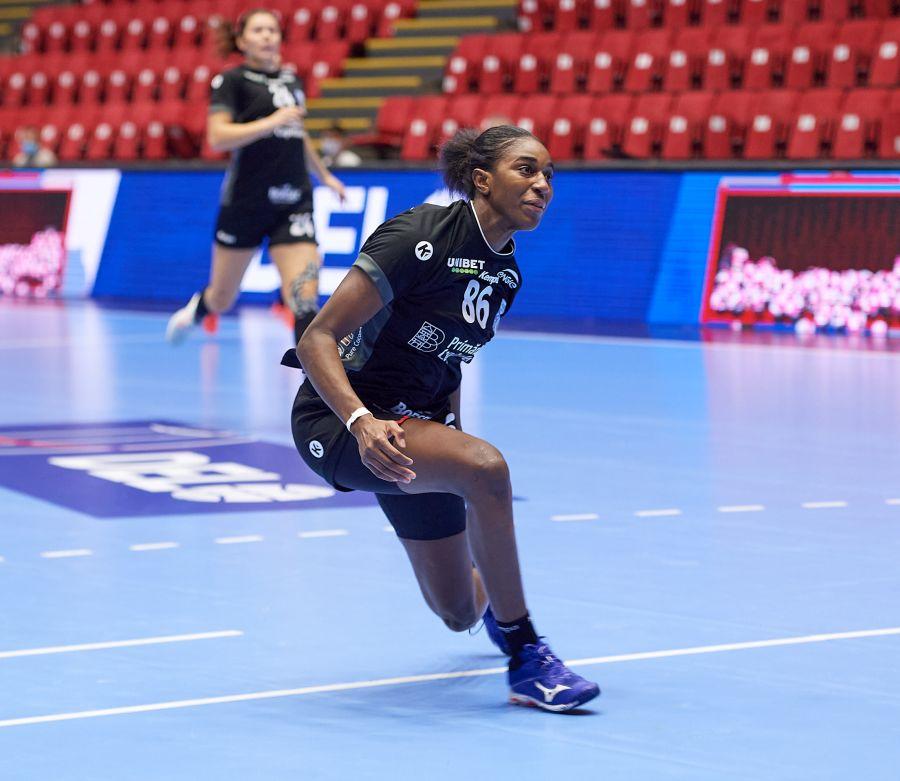 Momentul aterizării pentru Alexandrina Barbosa FOTO Raed Krishan 4 handbaliste importante ratează Campionatul European de Handbal feminin după accidentări grave în ultimele zile!