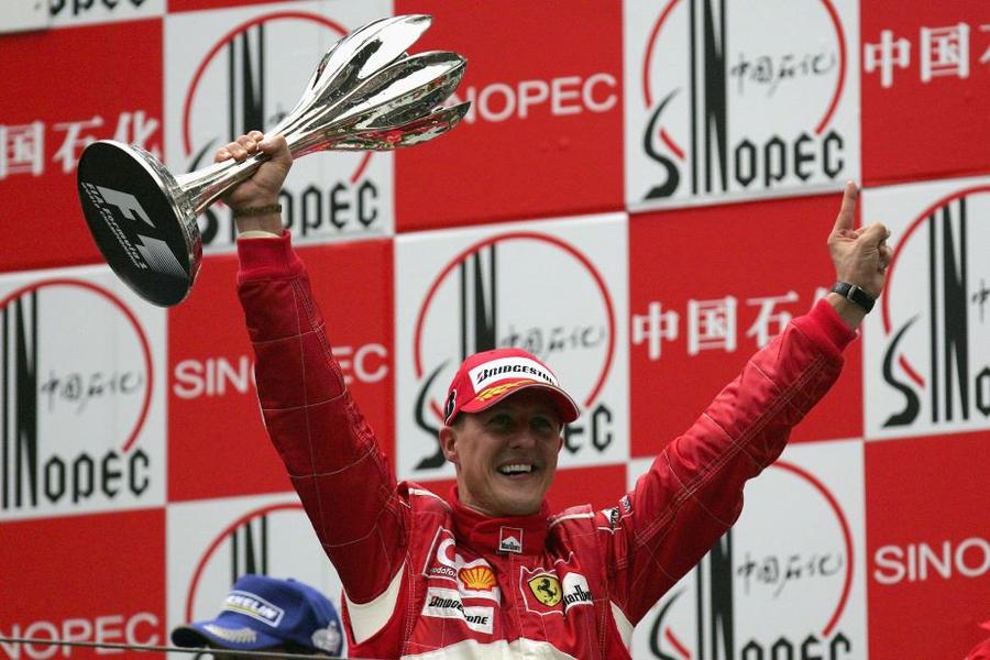 Michael Schumacher la ultima victorie a carierei, în MP al Chinei din 2006 Foto Guliver/GettyImages Doi titani roată la roată » Rivalitate peste timp Hamilton - Schumacher, cifrele și previziunea germanului din 2008