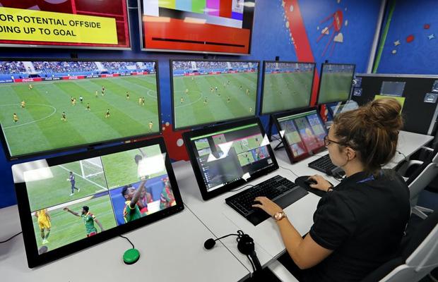 FIFA promite un VAR „simplificat și mai accesibil”, folosind o tehnologie semi-automată la ofsaid!