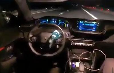 „Nu e nimeni la volan, da? Conduce sticla cu apă, așa se face!” » Ce a pățit un șofer român inconștient pe autostradă