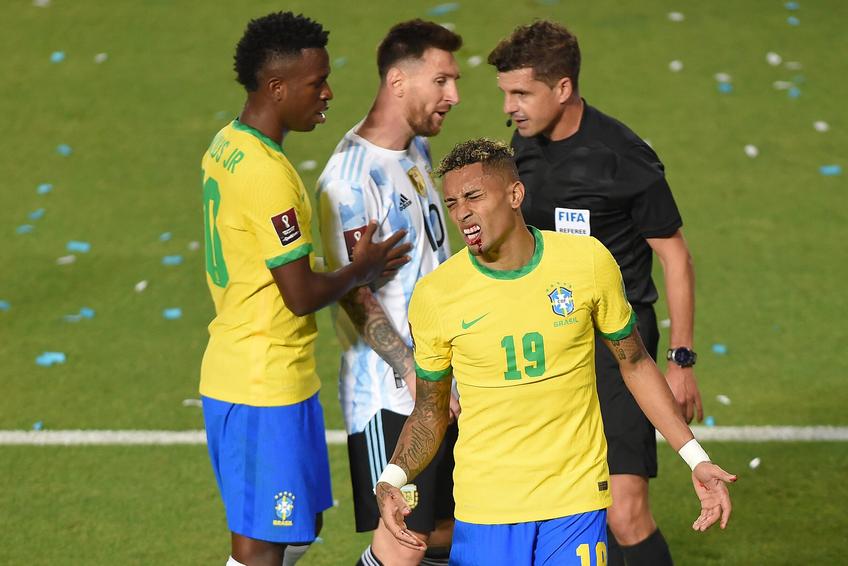 Spiritele s-au încins după ce Otamendi l-a lovit cu cotul în figură pe Raphinha, în minutul 34 Argentinianul a scăpat fără vreo sancțiune! FOTO: Imago