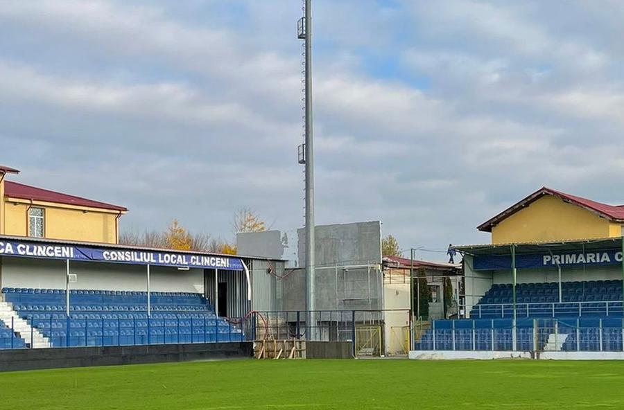 Stadionul e aproape gata! Clubul din Liga 1 a făcut anunțul: „S-au montat primii doi stâlpi de nocturnă, iar gazonul crește frumos”
