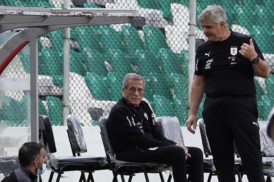 228 de meciuri are Oscar Tabarez în două mandate ca selecționer (1988-1990 și din 2006) „Maestrul” Oscar Tabarez, în corzi, se luptă cu cei care îl vor plecat: „Cine poate să-mi ceară mie demisia?”