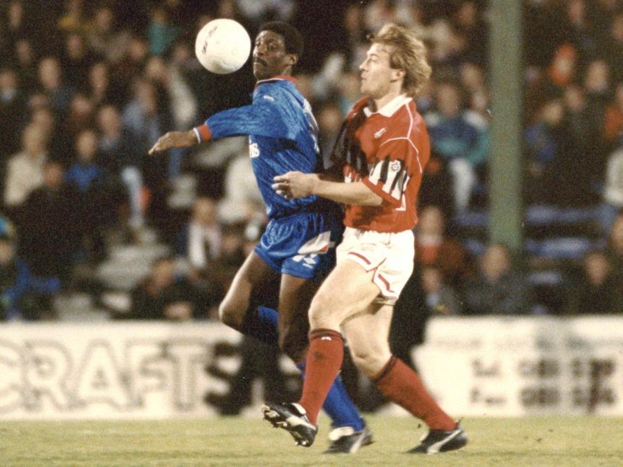 Roger Palmer, în albastru, fotografiat în 1991, unul dintre cei mai buni jucători din istoria echipei // Foto: Imago Cluburi uitate: Oldham » Una dintre grupările fondatoare ale Premier League se zbate acum în a cincea ligă din Anglia