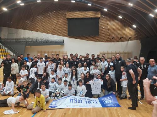 Întâlnirea emoționantă din sala de sport din Felcsut // Foto: Uzi Dan (Haaretz)