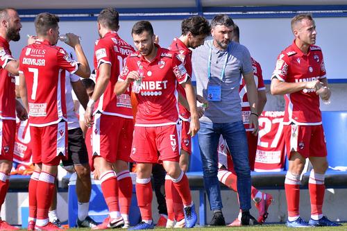 Adrian Mihalcea, în tricou gri, în mandatul de antrenor la Dinamo // foto: GSP