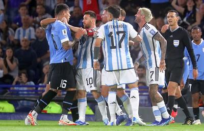 Argentina, la prima înfrângere după 12 luni! Scene incredibile cu Messi: i-a băgat mâna în gât unui adversar!