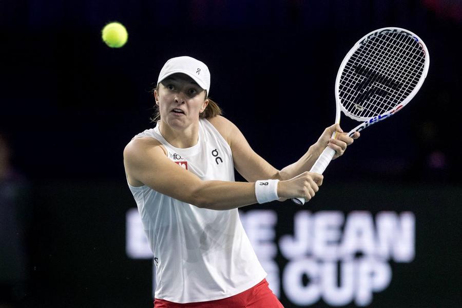 Iga Swiatek în meciul de simplu cu Linda Noskova de la BJK Cup Finals Foto: Imago Iga Swiatek a dus Polonia în semifinalele Billie Jean King Cup Finals la ora 1:00 noaptea! „Nu mai pot gândi, dar sunt mândră de echipă”
