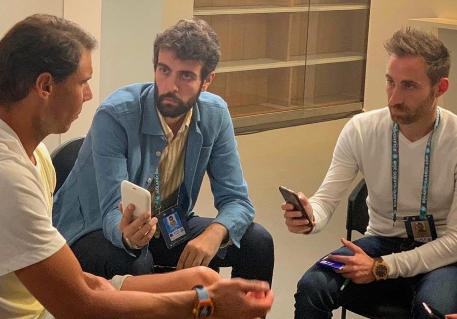 Javier Mendez (dreapta) și Rafael Plaza, jurnaliști spanioli, intervievându-l pe Rafael Nadal Foto: Instagram Mărturisiri inedite cu Rafael Nadal înainte de retragere: „Tu zici că asta, la o persoană, un sportiv de asemenea nivel, nu e atât de normal”