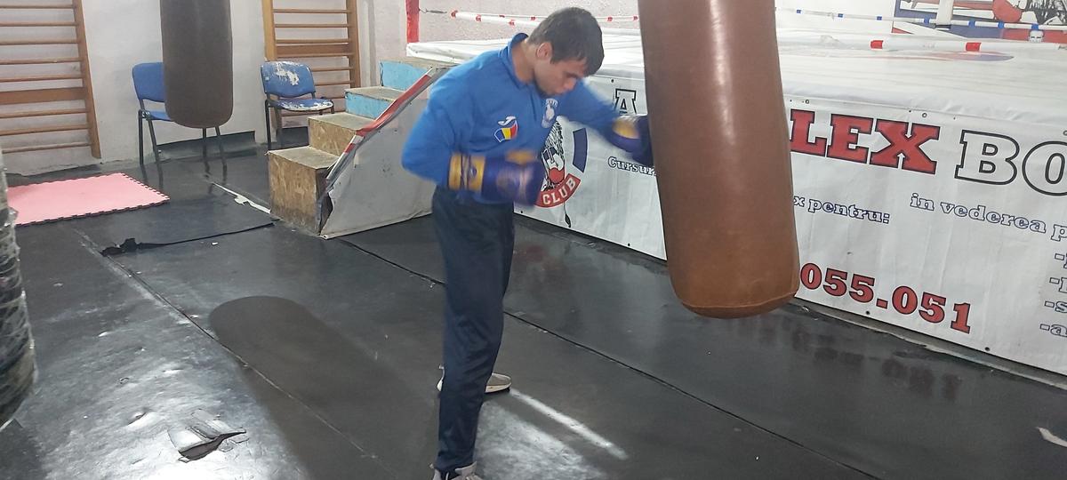 „Fără droguri, femei, băutură, nimic nu mă deraiază!” » La doar 18 ani, Antonio Dumitru s-a metamorfozat dintr-un puști grăsuț într-un boxer care lovește năprasnic: „Casca de amatori mă sufocă!”