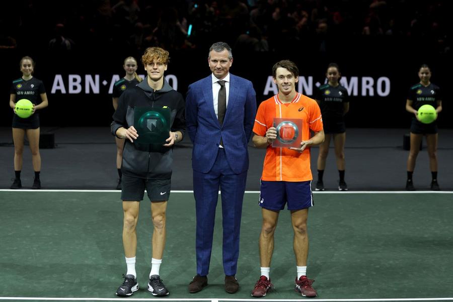 Richard Krajicek, alături de Jannik Sinner, după titlul cucerit la Rotterdam în 2024/Foto: Getty Images Un câștigător al Wimbledon l-a comparat pe Jannik Sinner cu legendarul Pete Sampras: „Pe el e mult mai dificil să îl învingi”