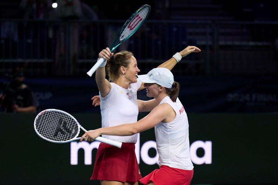 Katarzyna Kawa și Iga Swiatek sărbătorind victoria în sferturile BJK Cup finals Foto: Guliver/GettyImages Echipa de Billie Jean King Cup a României este pregătită de play-off și de înfruntarea cu Iga Swiatek