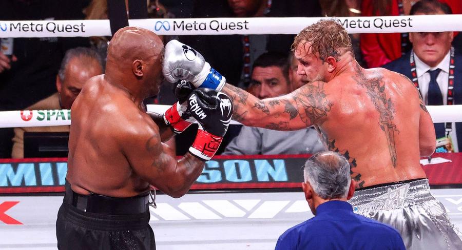 Mike Tyson și Jake Paul în ring, 15 noiembrie 2024 Foto: Imago Images Dintre Jake Paul și Mike Tyson, a câștigat internetul
