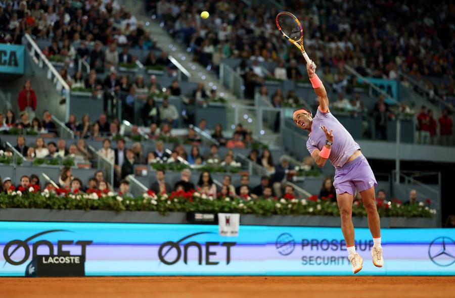 Rafael Nadal la serviciu la Madrid 2024 Foto: Guliver/GettyImages Mărturisiri inedite cu Rafael Nadal înainte de retragere: „Tu zici că asta, la o persoană, un sportiv de asemenea nivel, nu e atât de normal”