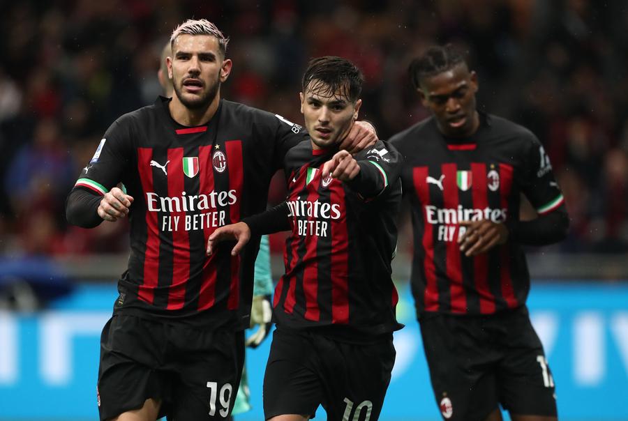 Brahim Diaz, în tricoul lui AC Milan, alături de Theo Hernandez și Rafael Leao // FOTO: Getty Images AC Milan a pus ochii pe un fotbalist de la Real Madrid