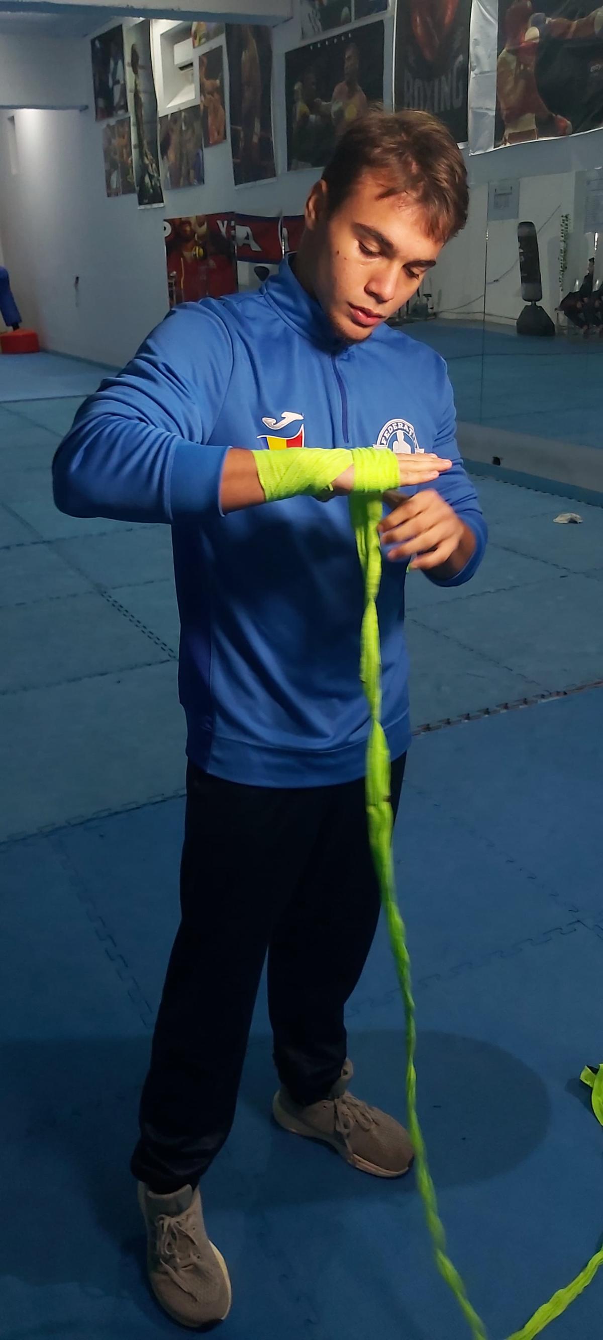 „Fără droguri, femei, băutură, nimic nu mă deraiază!” » La doar 18 ani, Antonio Dumitru s-a metamorfozat dintr-un puști grăsuț într-un boxer care lovește năprasnic: „Casca de amatori mă sufocă!”