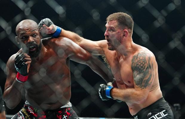 Jon Jones și-a apărat titlul la categoria grea, sub privirile lui Donald Trump și Elon Musk » Luptătorul l-a imitat apoi pe viitorul președinte al Americii