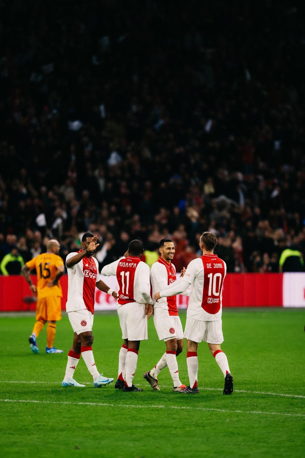 Cristi Chivu a revenit pe teren, la 44 de ani! Titular în meciul în care Ajax și-a schimbat sigla, contra legendelor Realului