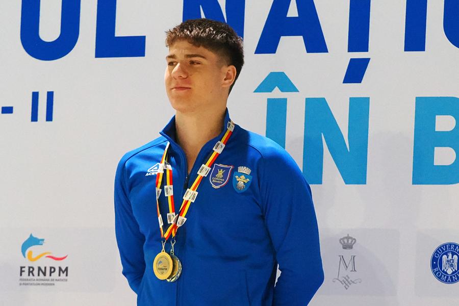 Darius Coman pe podium FOTO Roxana Fleșeru Darius Coman și Denis Popescu merg încrezători la Campionatele Europene în bazin scurt