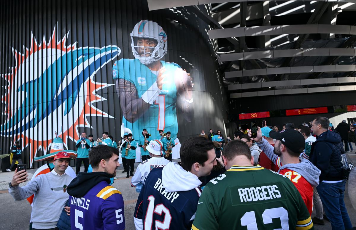 În fața lui Cristian Chivu și a Nadiei Comăneci, două echipe din NFL au oferit un meci spectaculos pe Santiago Bernabeu, încheiat după prelungiri