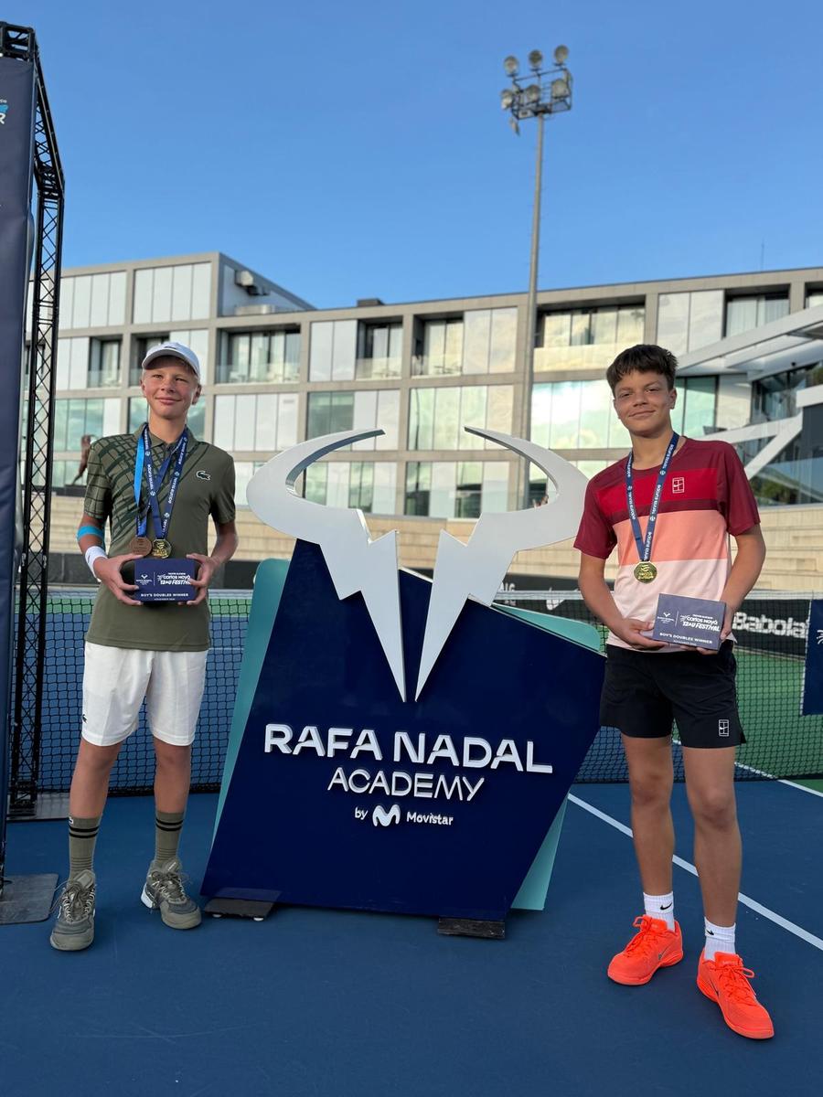 William Văsîi, alături de Kajus Seliukas, colegul său de dublu Rezultate excelente pentru doi juniori români la un festival important de tenis, organizat la Academia Rafa Nadal