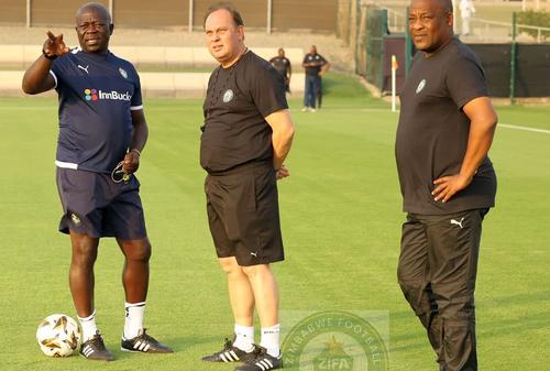 Mario Marinică, în centru // foto: Facebook @ Zimbabwe Football Association
