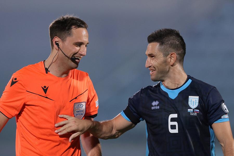 Dante Rossi, fundașul central al lui San Marino, în dialog cu arbitrul Mykola Balakin. Foto: Imago San Marino, o națională în ture » Muncitori pe șantiere, consultanți în afaceri și studenți vin să înfrunte România