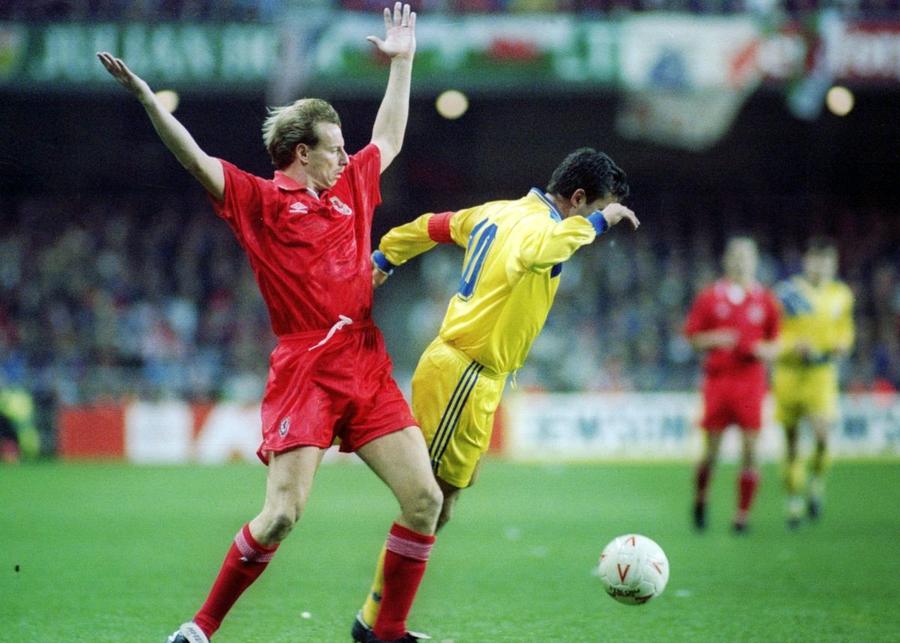 Bodin, în duel cu Gică Hagi / Sursă foto: Guliver/Getty Images Victoria care ne-a făcut să visăm! 32 de ani de la „thriller-ul” cu Țara Galilor de la Cardiff: „Am spus toate rugăciunile pe care le știam la penalty-ul lui Bodin”