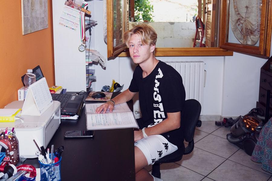 Lorenzo Lazzari, în timp ce își face temele pentru facultate San Marino, o națională în ture » Muncitori pe șantiere, consultanți în afaceri și studenți vin să înfrunte România