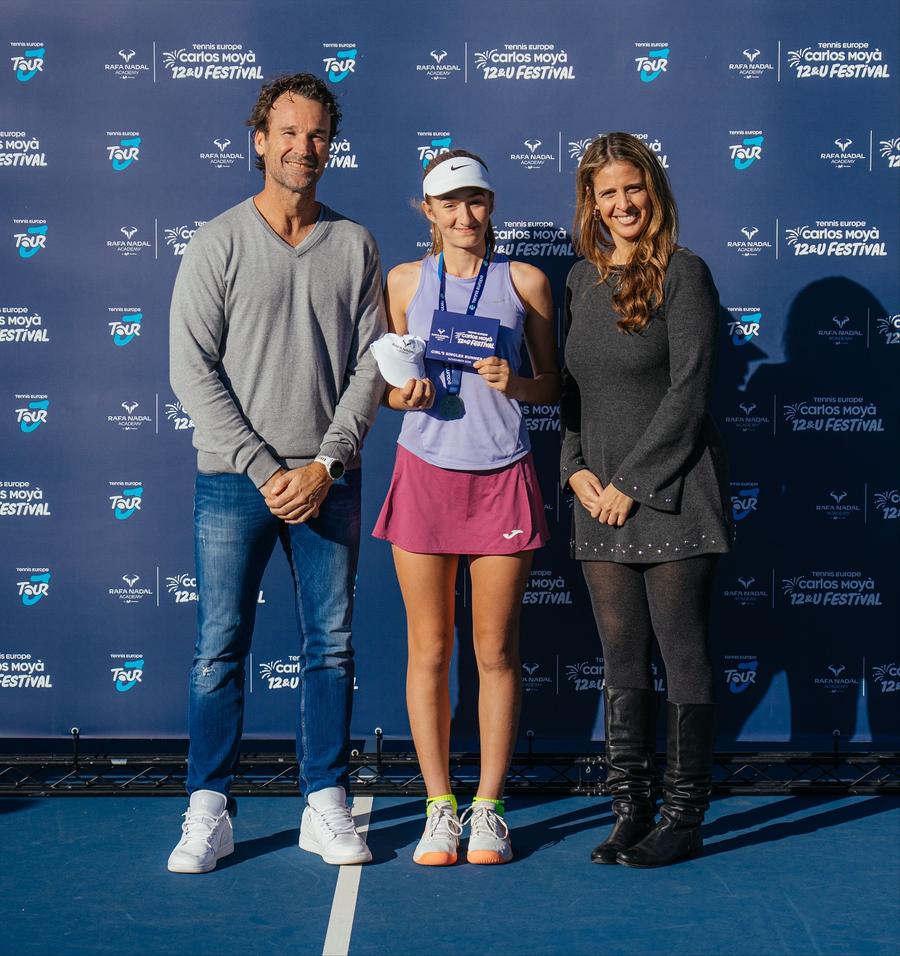 Monica Iliescu, alături de Carlos Moya/Foto: Facebook (Academia Rafa Nadal) Rezultate excelente pentru doi juniori români la un festival important de tenis, organizat la Academia Rafa Nadal