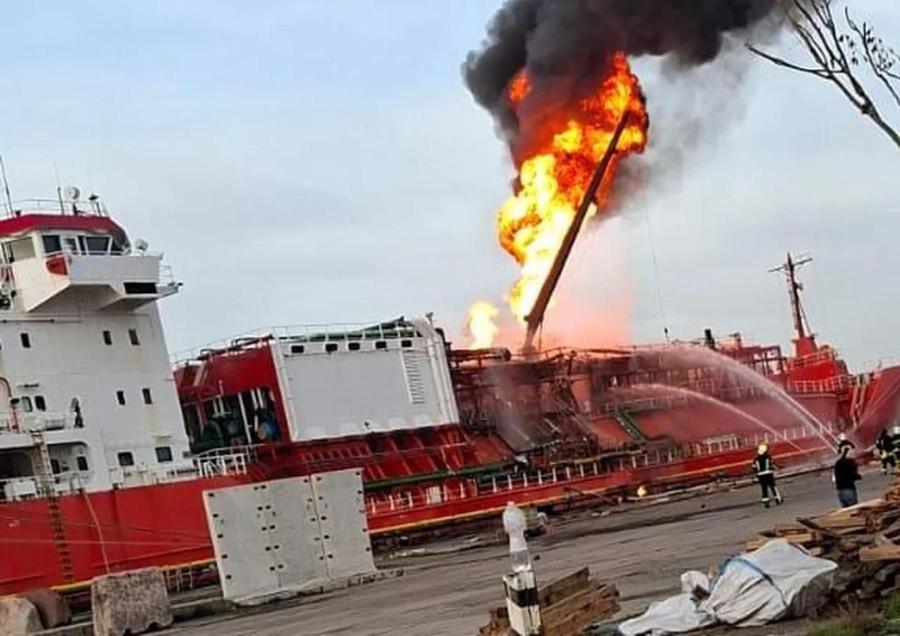 Ambarcațiunea în flăcări de pe malul ucrainean al Dunării / Sursă foto: Facebook@ Vitalie Cojocari Tulceanul cu meciuri și un trofeu la FCSB e aproape de scenele alarmante de pe Dunăre, unde o navă în flăcări riscă să explodeze: „A ieșit ciondăneală cu ISU. Eu m-am obișnuit cu dronele”