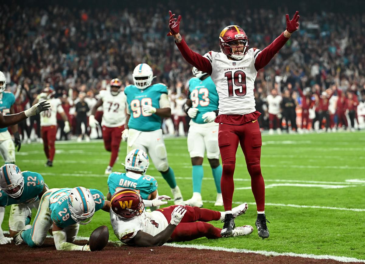 În fața lui Cristian Chivu și a Nadiei Comăneci, două echipe din NFL au oferit un meci spectaculos pe Santiago Bernabeu, încheiat după prelungiri