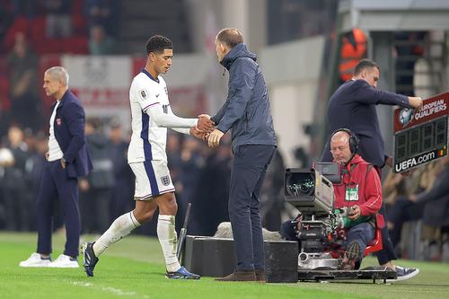 Bellingham, salutând selecționerul la ieșirea de pe teren // foto: Guliver/gettyimages