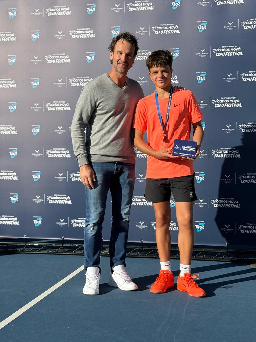 William Văsîi, alături de Carlos Moya Rezultate excelente pentru doi juniori români la un festival important de tenis, organizat la Academia Rafa Nadal