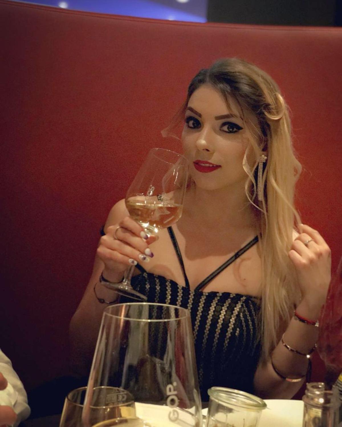 Bernadette Szocs, pusă pe glume de Ziua Internațională a Blondelor: „De ce blondele au întotdeauna un cuțit  în mașină?”