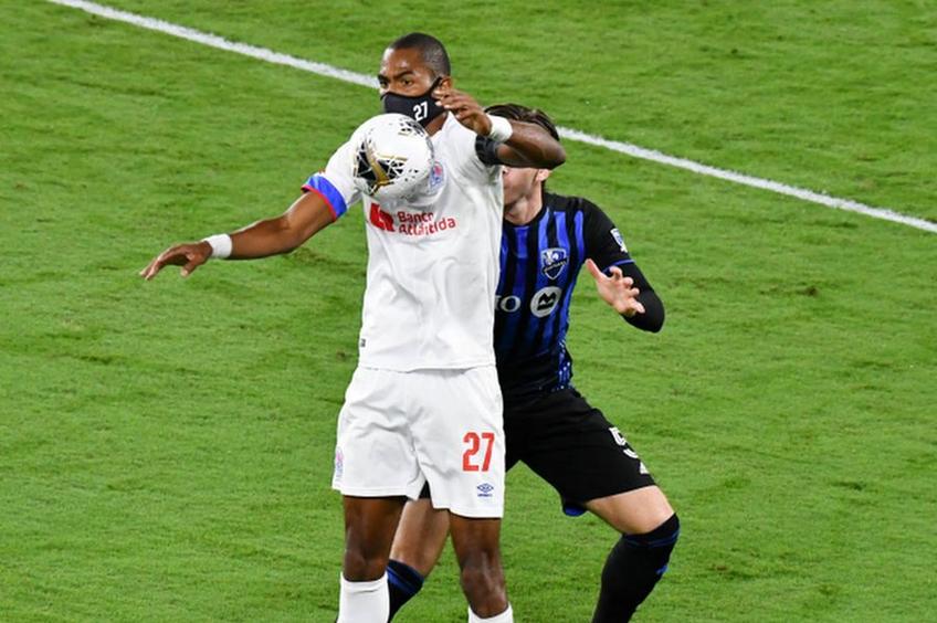 Jerry Bengtson (alb), în CD Olimpia - Montreal Impact // foto: Twitter @ CDOlimpia