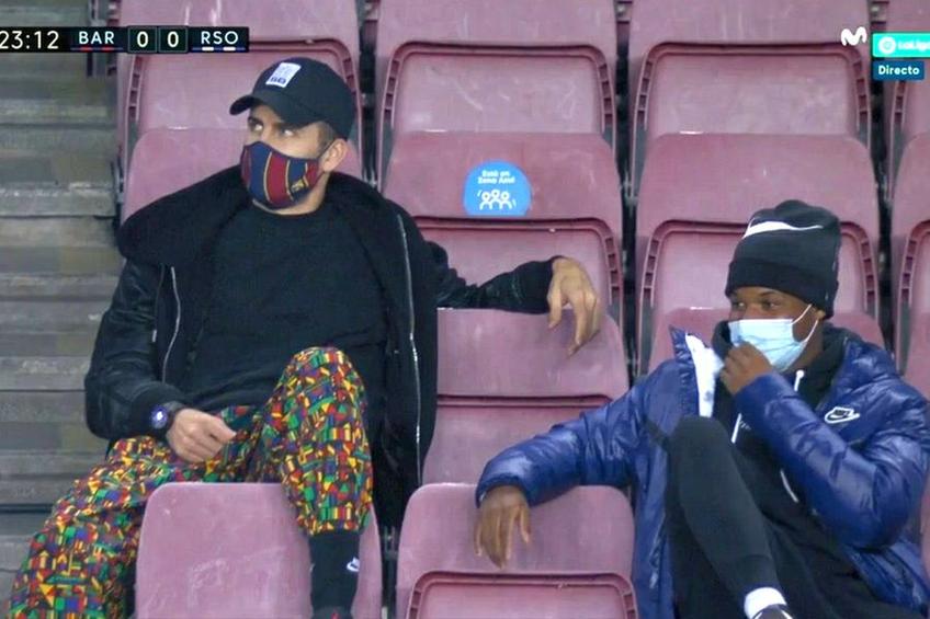 Pique (stânga), în Barcelona - Real Sociedad 2-1 // foto: Twitter @ messimaniacos01