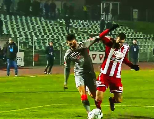 Primii s-au considerat nedreptățiți cei de la Sepsi. În minutul 8, la scorul de 0-0, au cerut lovitură de la 11 metri la duelul dintre grecul Panagiotis Deligiannidis și albanezul Simon Rrumbullaku.