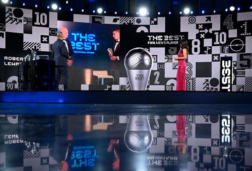 Gala „The Best FIFA” are loc în această seară, la Zurich. Pentru premiul de cel mai bun fotbalist al anului se luptă Cristiano Ronaldo (35 de ani), Leo Messi (33 de ani) și Robert Lewandowski (32 de ani).