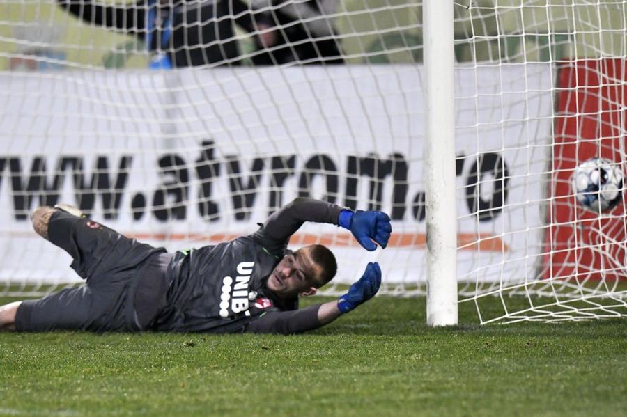 Plamen Iliev a fost scos țap ispășitor pentru înfrângerea de la Mioveni / FOTO: Cristi Preda Încă un scandal de amploare la Dinamo! Un jucător important a răbufnit de față cu toată lumea: „Plec și nu mă mai întorc!” + Rednic l-a exclus!