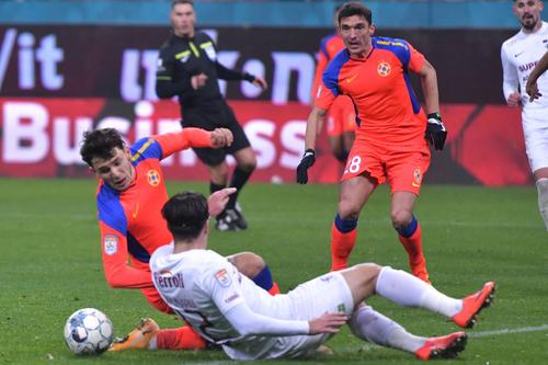 Claudiu Keșeru privește faza în care Ianis Stoica obține penalty versus Rapid // foto: Imago Images