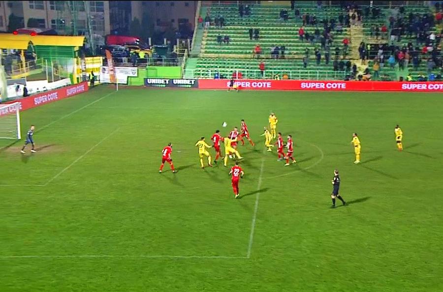 Dinamoviștii strâng în zona centrală, dar sunt neatenți pe „mingea a 2-a” / FOTO: Captură @Telekom Sport Ianis Zicu, scos din sărite de Dinamo: „E haotic tot ce se întâmplă acolo!”