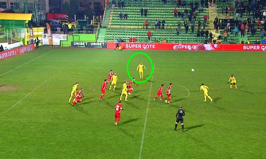 Bogdan Rusu, singur în flancul drept / FOTO: Captură @Telekom Sport Ianis Zicu, scos din sărite de Dinamo: „E haotic tot ce se întâmplă acolo!”