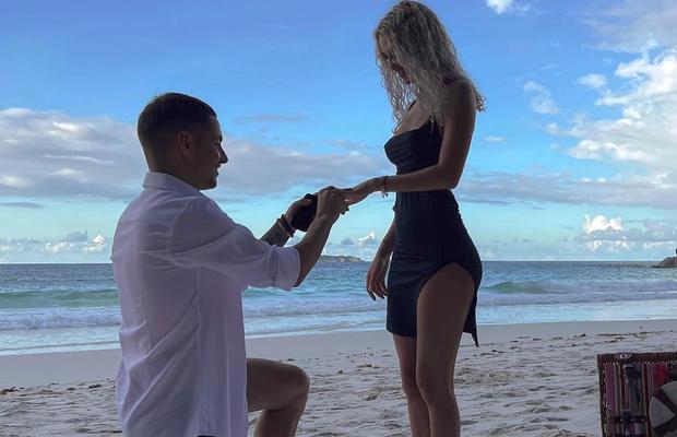 Fostul jucător al lui Hagi și-a cerut iubita în căsătorie în Seychelles! Imagini spectaculoase din vacanță