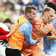 Goalkeeper-ul Tom Glover, după ce a fost atacat de suporterii adverși / foto: Guliver/Getty Images