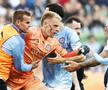 Goalkeeper-ul Tom Glover, după ce a fost atacat de suporterii adverși / foto: Guliver/Getty Images