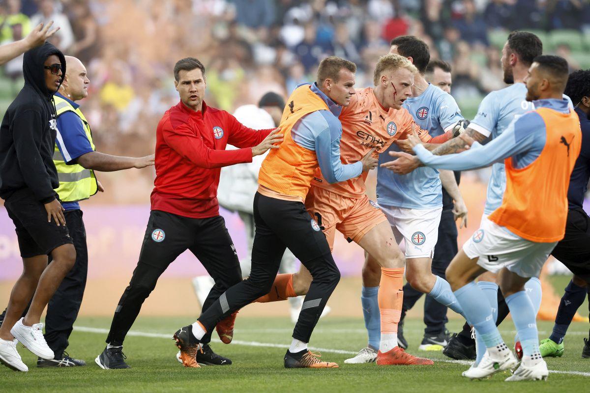 Barbari! Meci abandonat în Australia, după ce suporterii-huligani au intrat pe teren și l-au lovit pe portarul advers