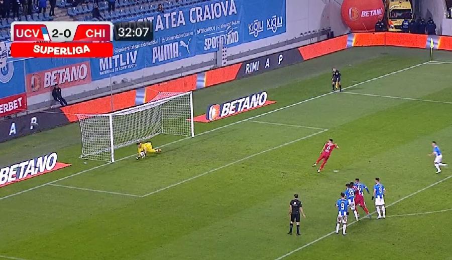 Laurențiu Popescu apără penalty-ul lui Celea/ captură Prima Sport Eroul neașteptat din Bănie » „Isprava” reușită de Laurențiu Popescu la primul meci pentru Universitatea Craiova în acest sezon de Liga 1
