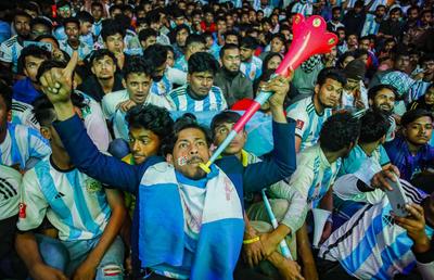 Dincolo de imaginație » Motivul pentru care milioane de bengalezi ies în stradă pentru Argentina lui Messi! Imaginile sunt fabuloase