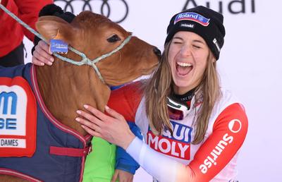 Premiu inedit la o etapă de Cupă Mondială de schi alpin » Jasmine Flury a primit un vițel după ce s-a impus în proba de coborâre